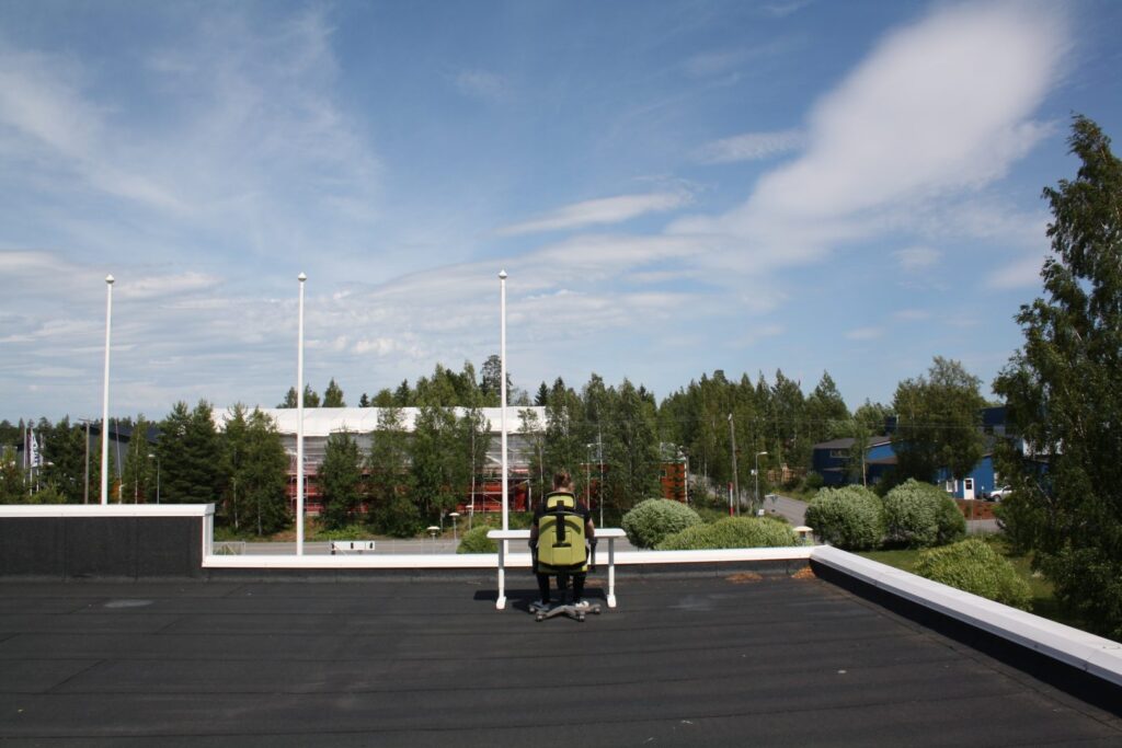 Koodari työn ääressä