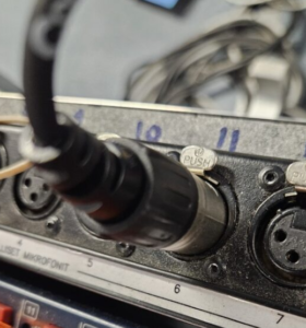 xlr-liitin